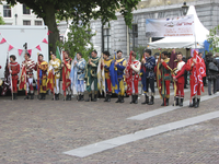 905294 Afbeelding van een gekostumeerde delegatie uit de Italiaanse provincie Arezzo, met vaandeldragers op een ...